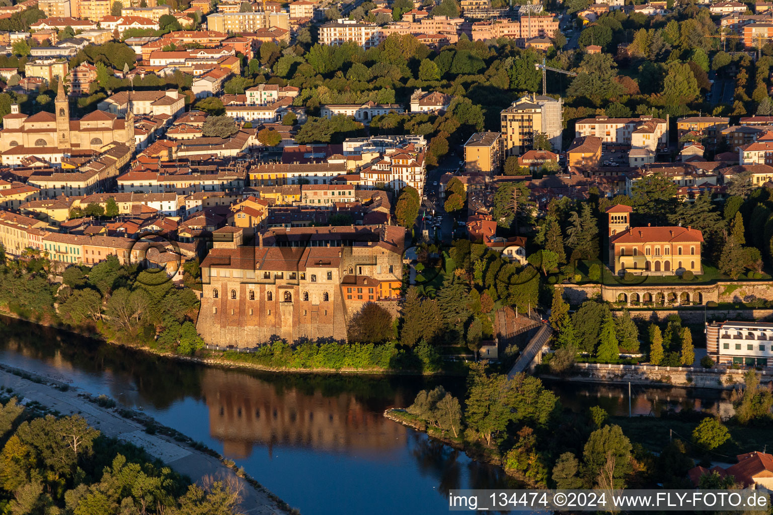 Castello di Cassano d'Adda, Villa Gabbioneta in Cassano d’Adda im Bundesland Lombardei, Italien vom Flugzeug aus