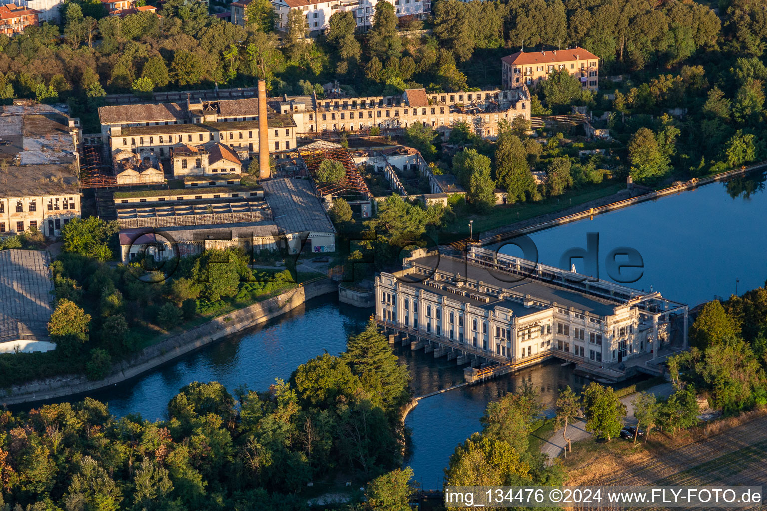 Luftbild von Stauwerk am Muzza Canal in Cassano d’Adda im Bundesland Lombardei, Italien