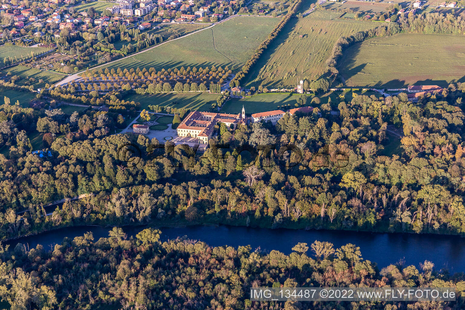Luftbild von Villa Castelbarco in Vaprio d’Adda im Bundesland Lombardei, Italien