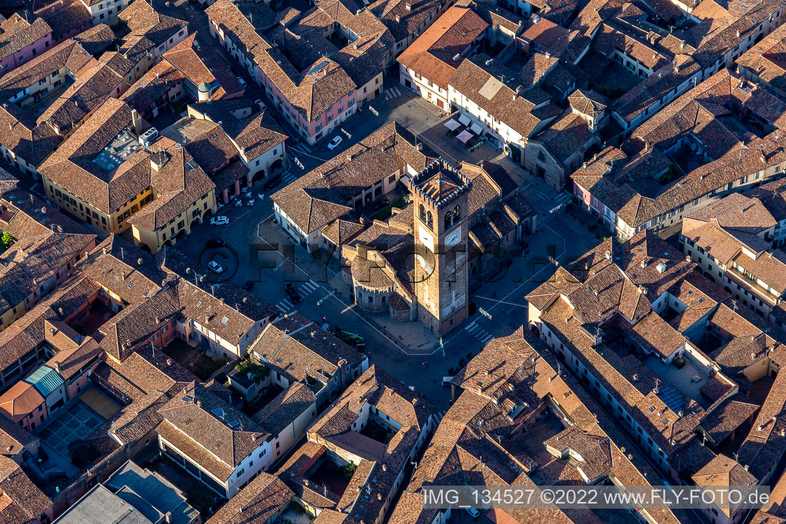 Luftbild von Basilica di Santa Maria Assunta e San Sigismondo in Rivolta d’Adda im Bundesland Cremona, Italien
