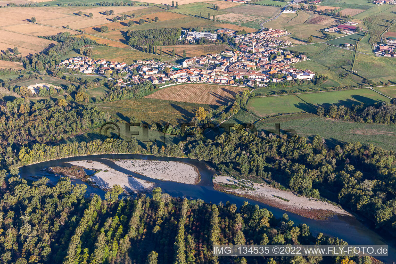 Luftbild von Sandbank an der Adda in Comazzo im Bundesland Lodi, Italien