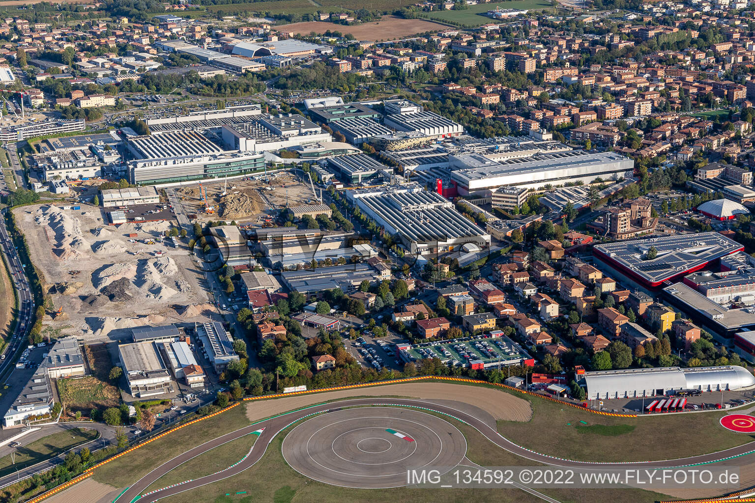 Luftbild von Ferrari S.P.A. Werk in Maranello im Bundesland Modena, Italien