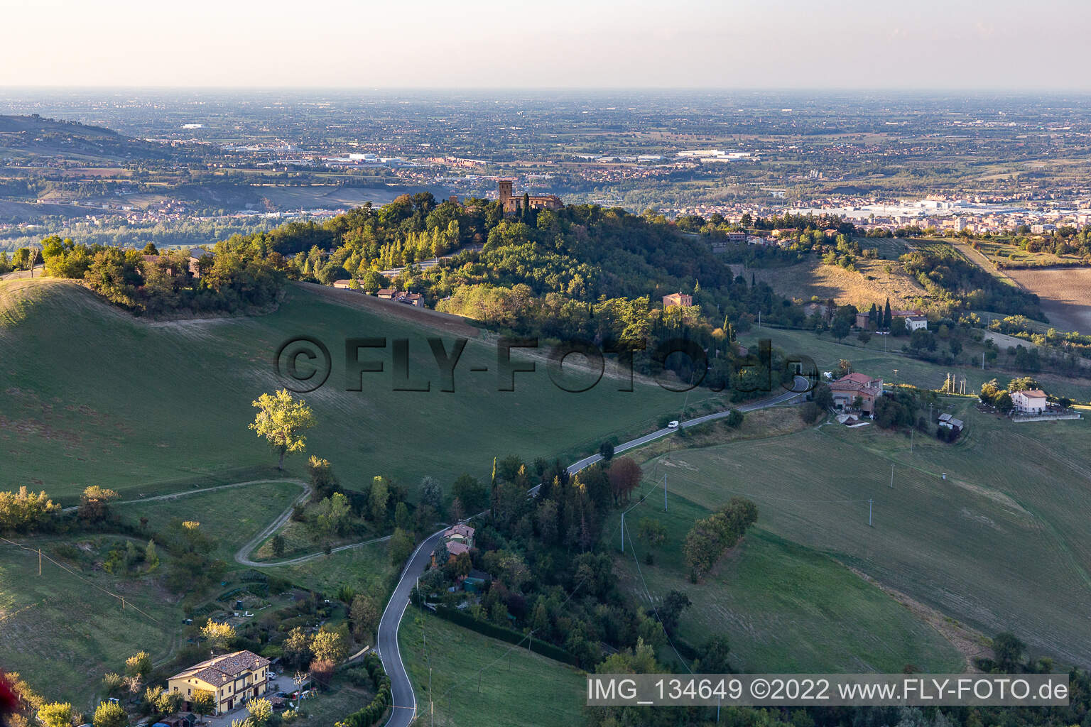 Luftbild von Schloss Montegibbio  Castello di Montegibbio in Sassuolo im Bundesland Modena, Italien