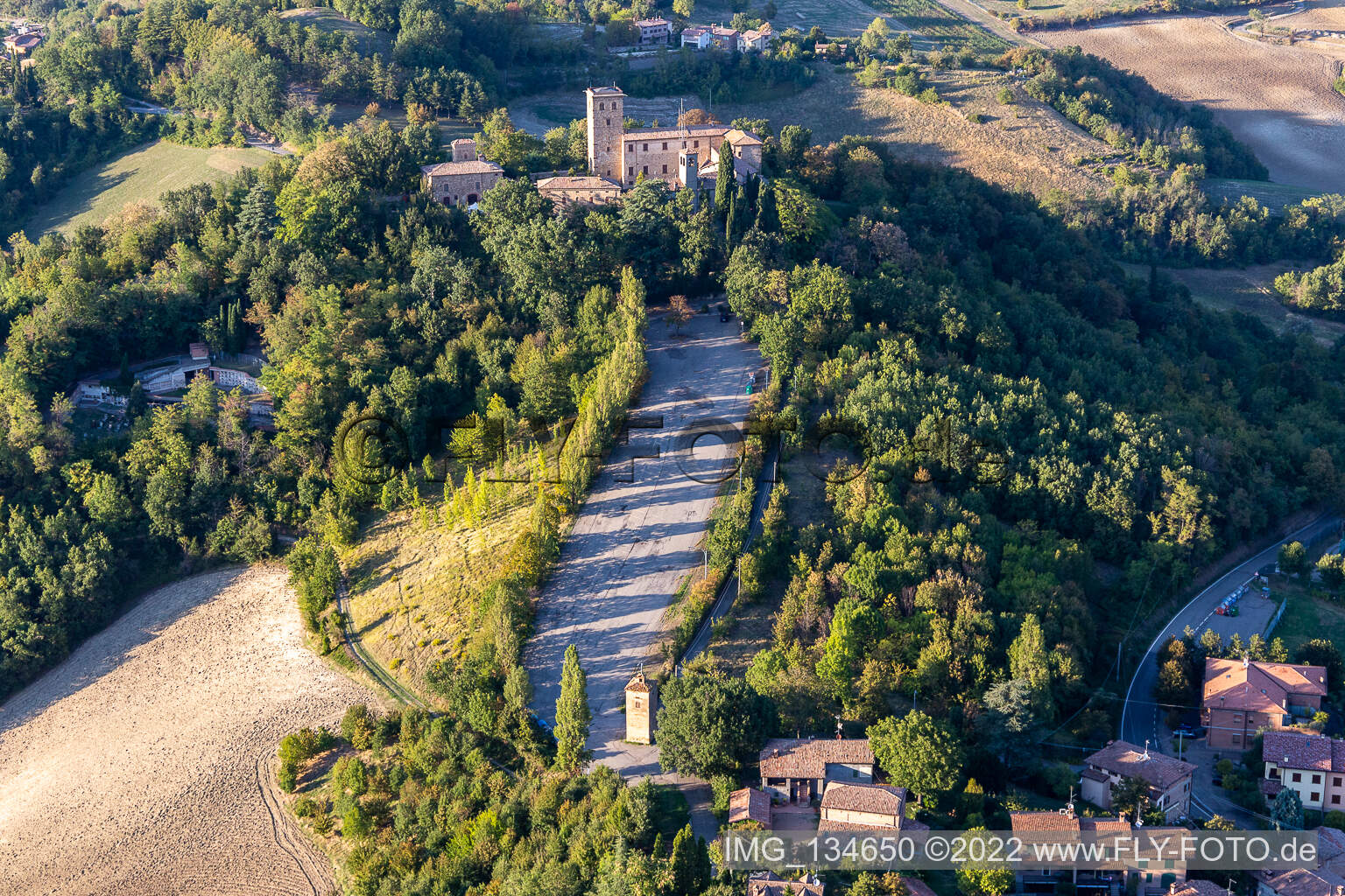 Luftaufnahme von Schloss Montegibbio  Castello di Montegibbio in Sassuolo im Bundesland Modena, Italien