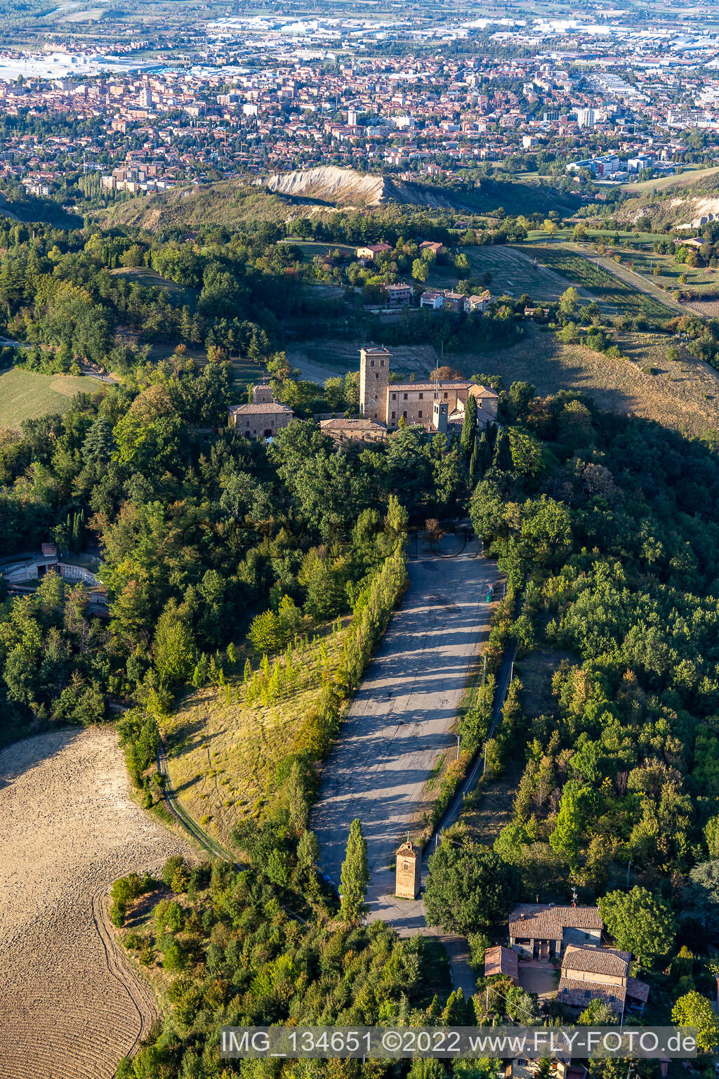 Schrägluftbild von Schloss Montegibbio  Castello di Montegibbio in Sassuolo im Bundesland Modena, Italien