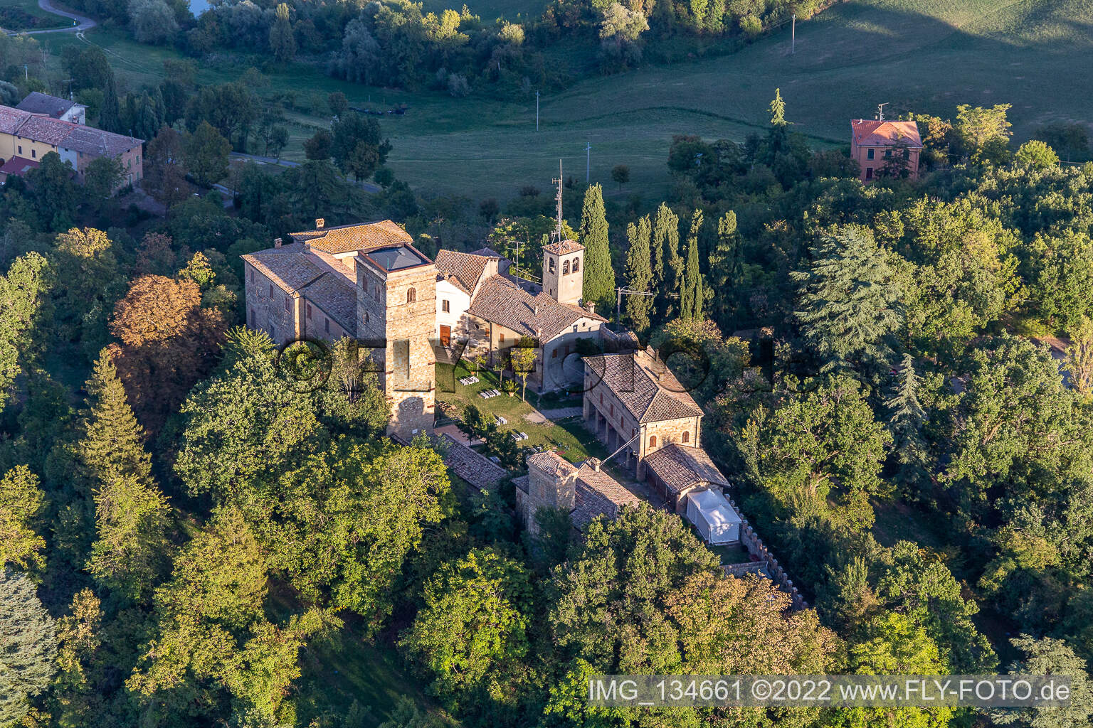 Drohnenaufname von Schloss Montegibbio Castello di Montegibbio in Sassuolo im Bundesland Modena, Italien