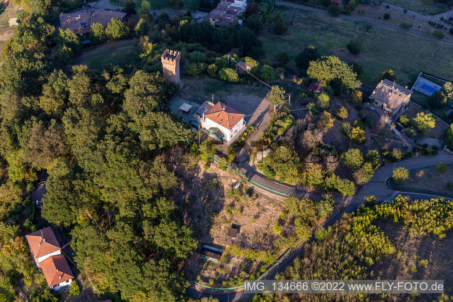 Luftaufnahme von Castello di Dinazzano in Casalgrande im Bundesland Reggio Emilia, Italien