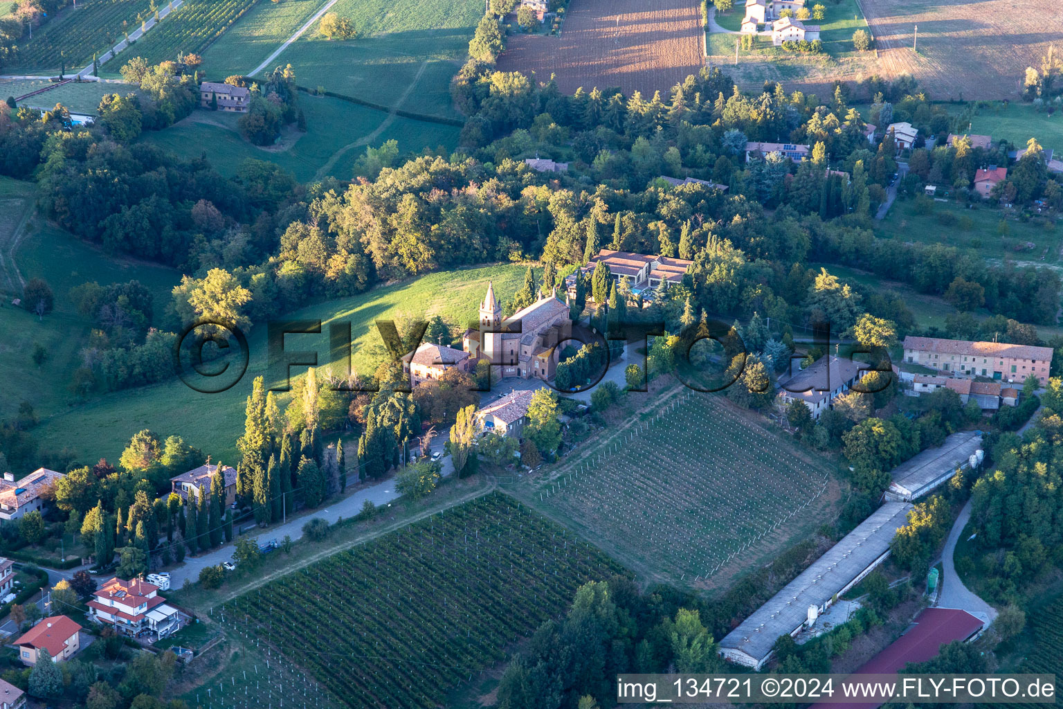 Luftbild von Santuario della Beata Vergine di Lourdes in Montericco in Albinea im Bundesland Reggio Emilia, Italien