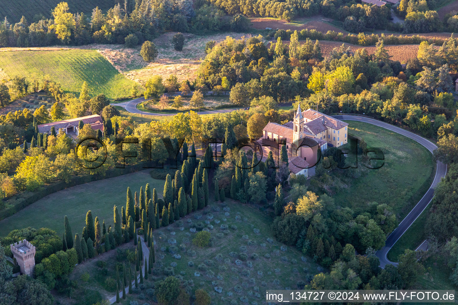 Luftbild von Chiesa della Natività della Beata Vergine Maria in Albinea im Bundesland Reggio Emilia, Italien