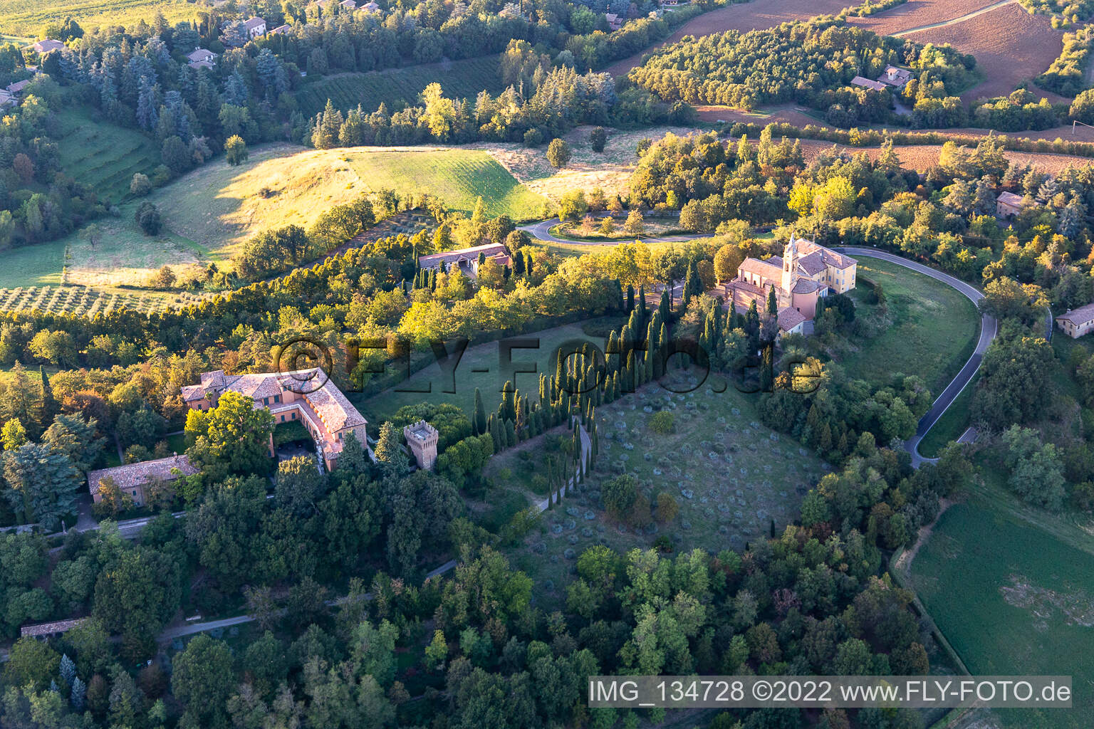 Luftaufnahme von Chiesa della Natività della Beata Vergine Maria in Albinea im Bundesland Reggio Emilia, Italien