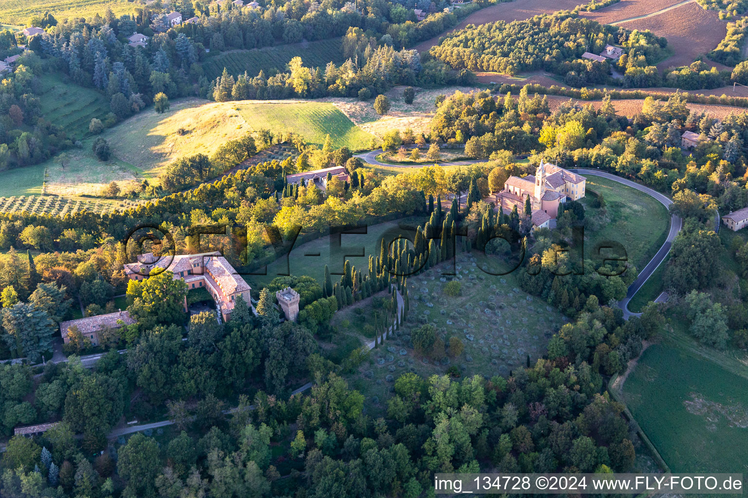 Luftaufnahme von Chiesa della Natività della Beata Vergine Maria im Ortsteil Chiesa Albinea im Bundesland Reggio Emilia, Italien