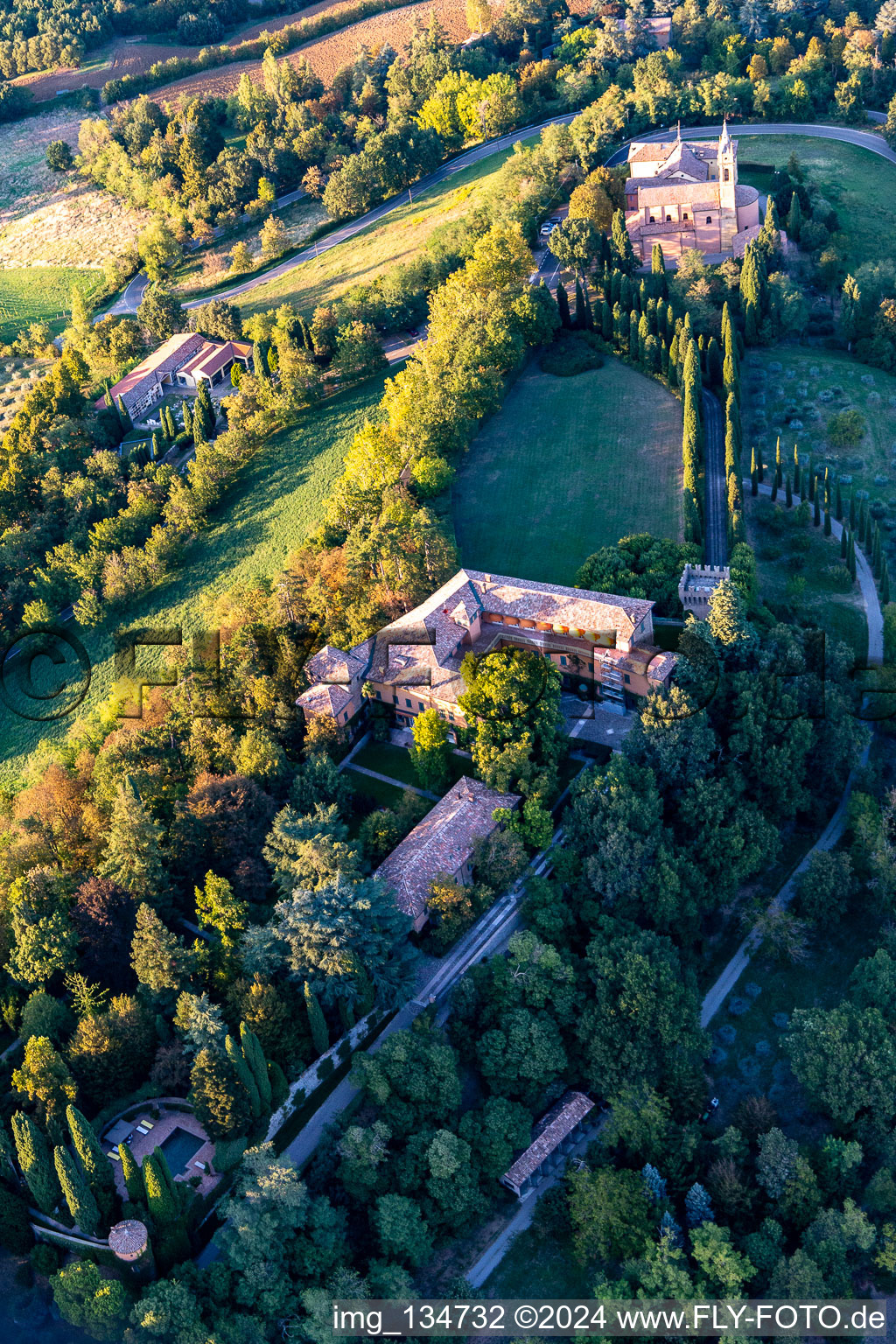 Chiesa della Natività della Beata Vergine Maria im Ortsteil Chiesa Albinea im Bundesland Reggio Emilia, Italien von oben