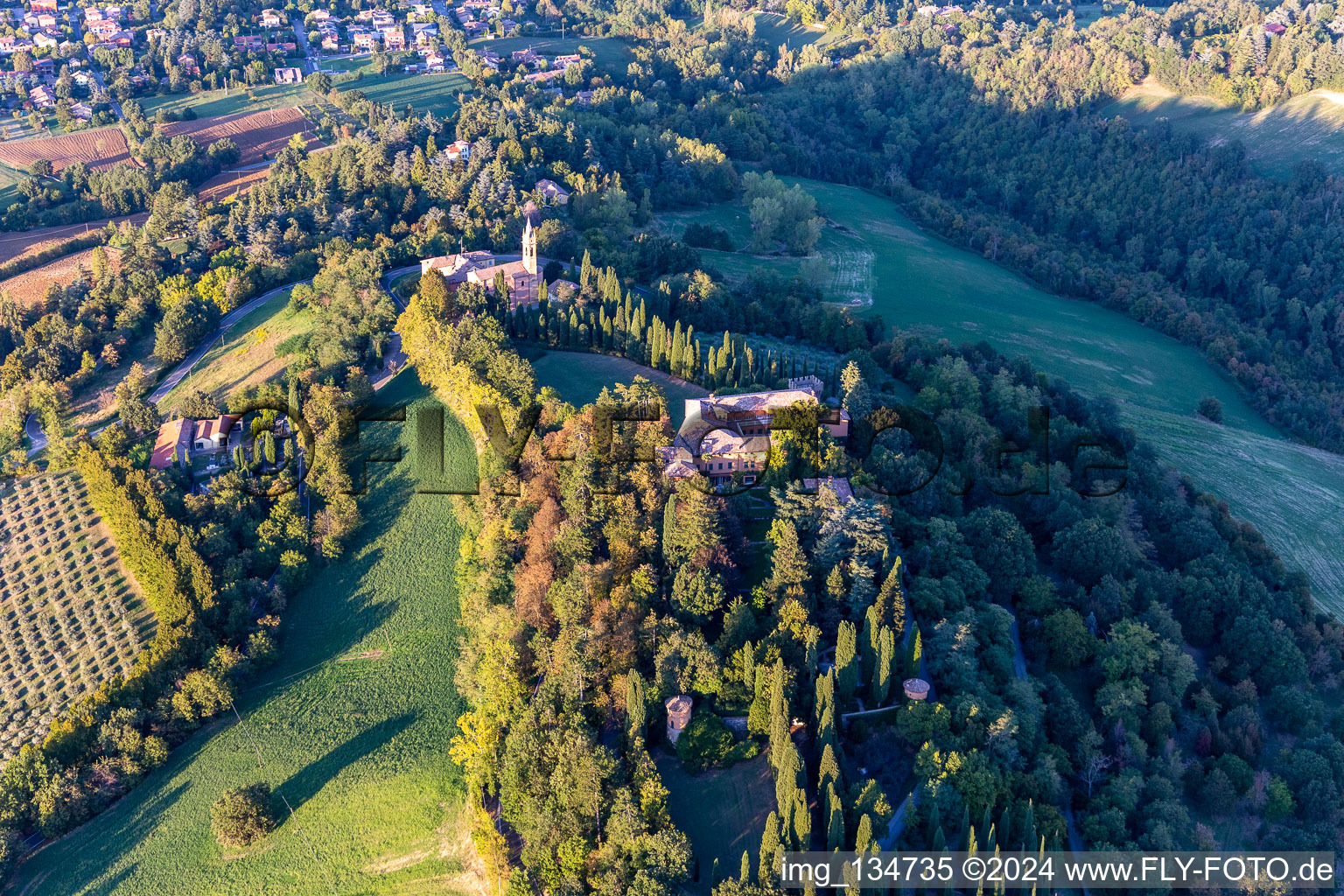 Chiesa della Natività della Beata Vergine Maria im Ortsteil Chiesa Albinea im Bundesland Reggio Emilia, Italien aus der Luft