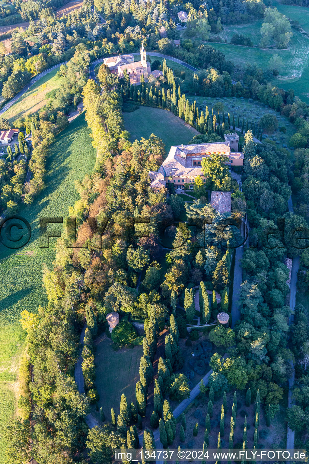 Chiesa della Natività della Beata Vergine Maria in Albinea im Bundesland Reggio Emilia, Italien von oben gesehen