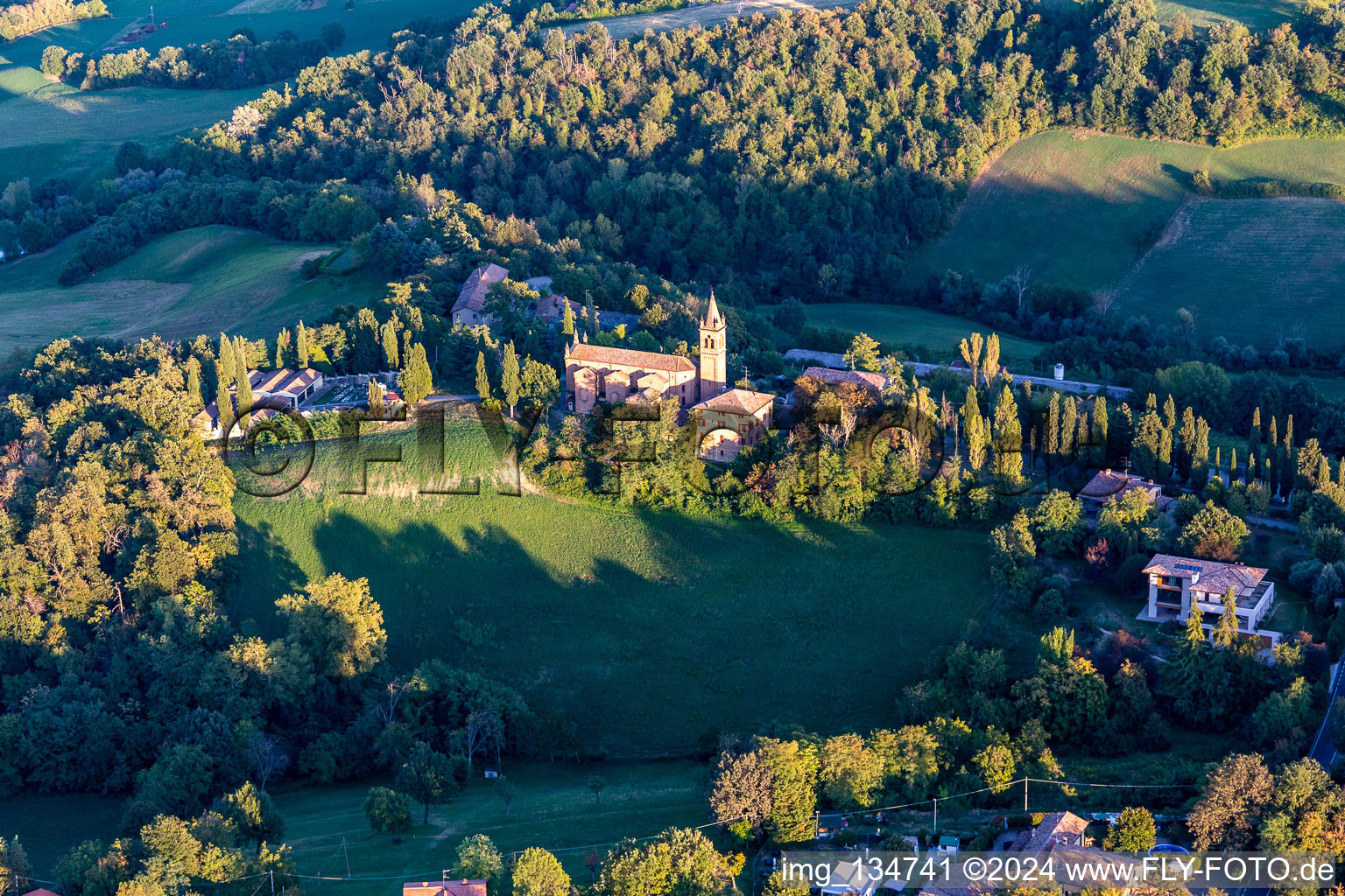 Schrägluftbild von Santuario della Beata Vergine di Lourdes in Montericco in Albinea im Bundesland Reggio Emilia, Italien