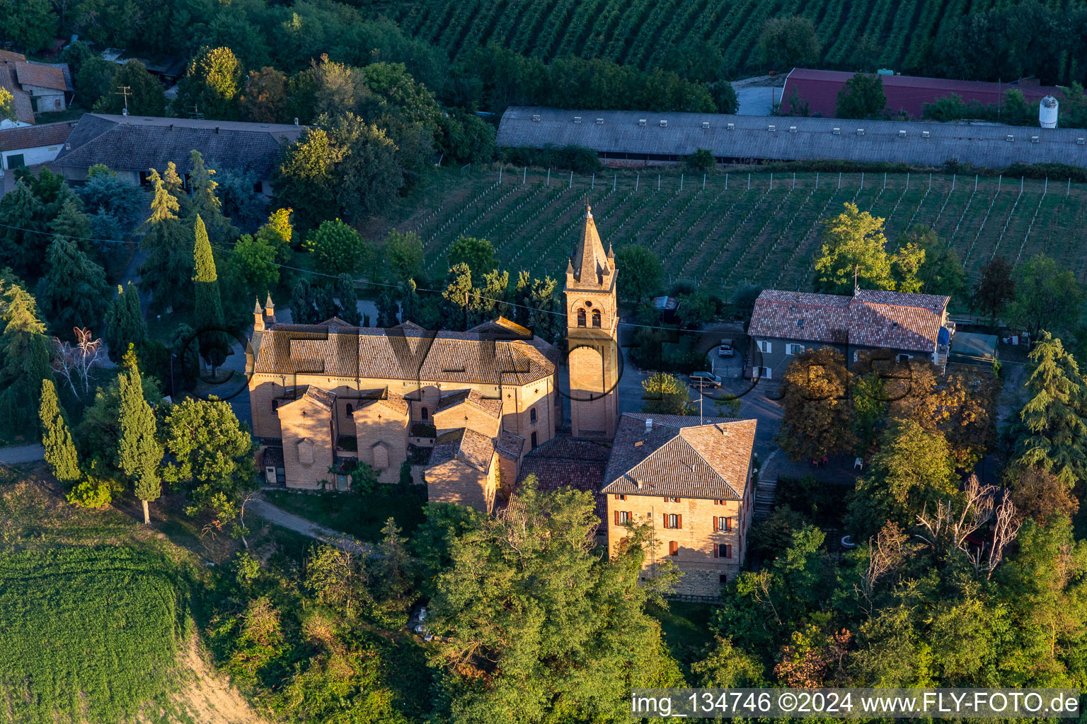 Santuario della Beata Vergine di Lourdes in Montericco in Albinea im Bundesland Reggio Emilia, Italien von oben