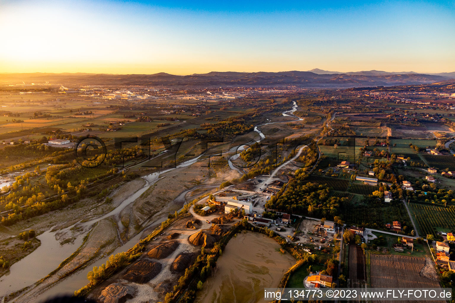 Sonnenaufgang über dem Secchia Fluss bei Casalgrande  Emiliana Conglomerati im Bundesland Reggio Emilia, Italien
