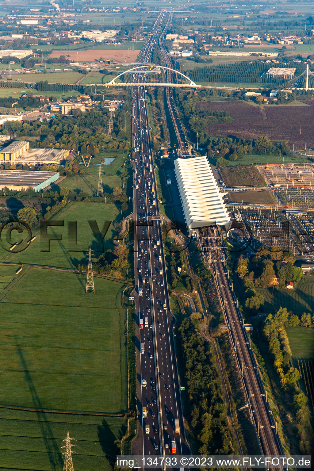 Luftbild von Bahnhof  Reggio Emilia AV Mediopadana in Reggio nell’Emilia, Italien