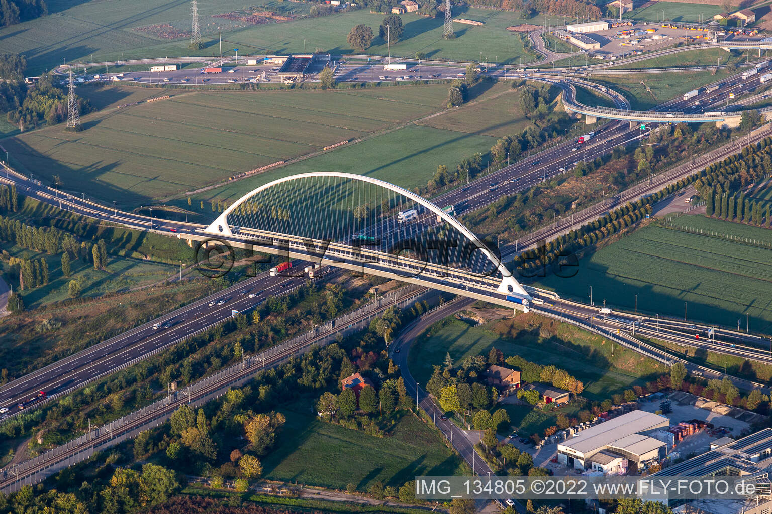 Brücke  Ponte Di Calatrava über die Schnellbahntrasse und Autostrada del Sole in Reggio nell’Emilia im Bundesland Reggio Emilia, Italien