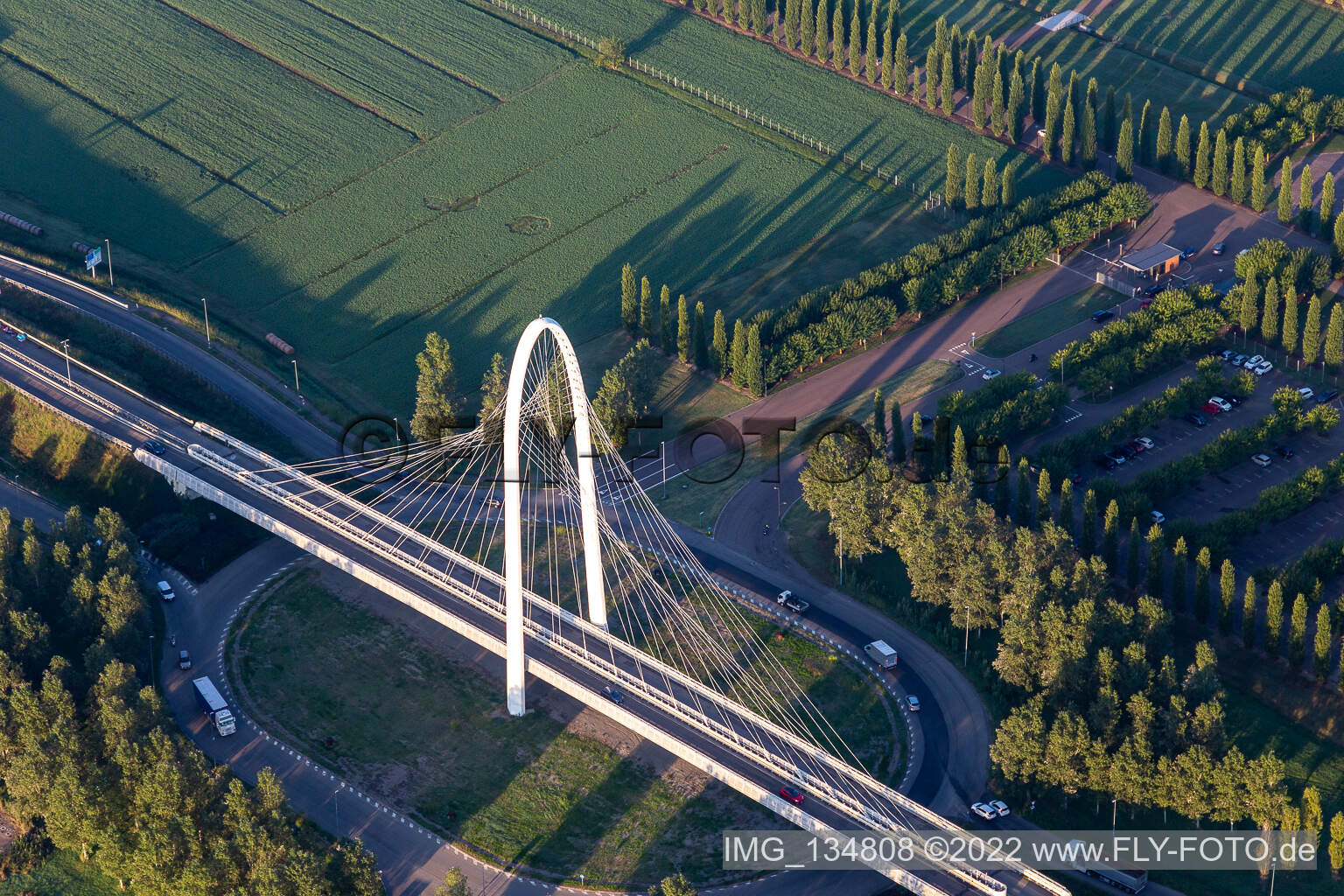 Luftbild von Brücke  Vela di Calatrava NORD über die Schnellbahntrasse und Autostrada del Sole in Reggio nell’Emilia im Bundesland Reggio Emilia, Italien