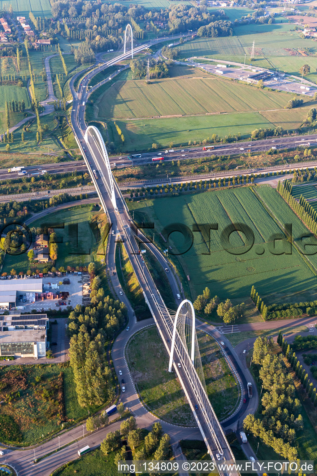 Luftbild von Brücken  Ponte Di Calatrava,  Vela di Calatrava NORD und SÜD über die Schnellbahntrasse und Autostrada del Sole in Reggio nell’Emilia im Bundesland Reggio Emilia, Italien