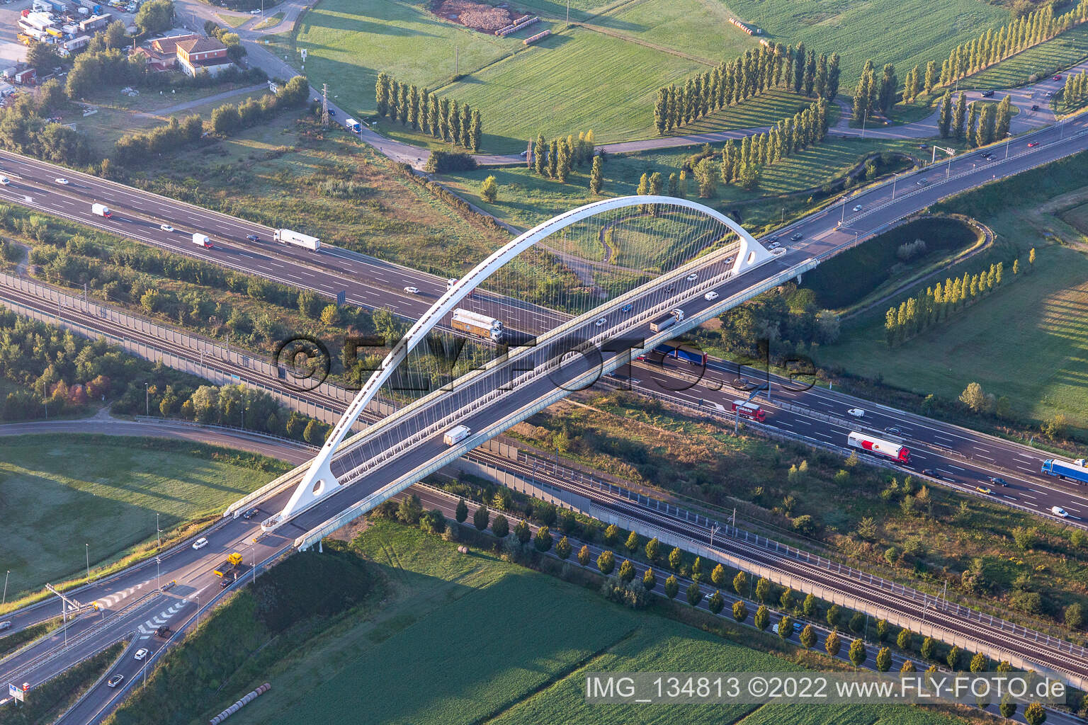 Luftbild von Brücke Ponte Di Calatrava,  über die Schnellbahntrasse und Autostrada del Sole in Reggio nell’Emilia im Bundesland Reggio Emilia, Italien
