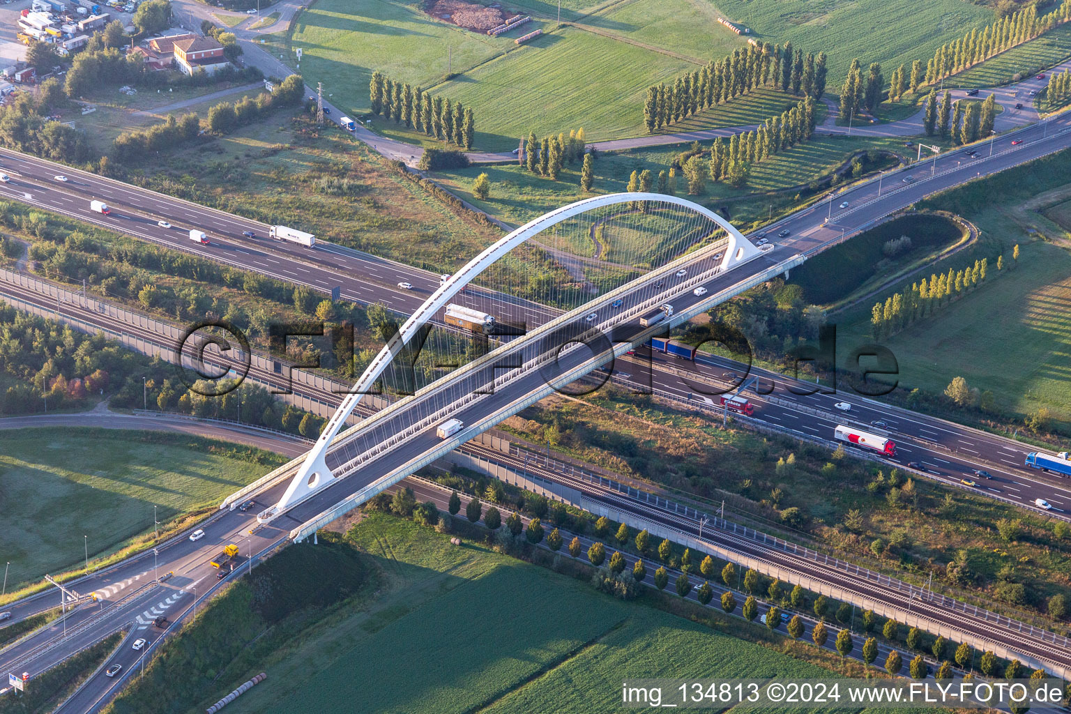 Luftbild von Brücke Ponte Di Calatrava,  über die Schnellbahntrasse und Autostrada del Sole in Reggio nell’Emilia im Bundesland Reggio Emilia, Italien