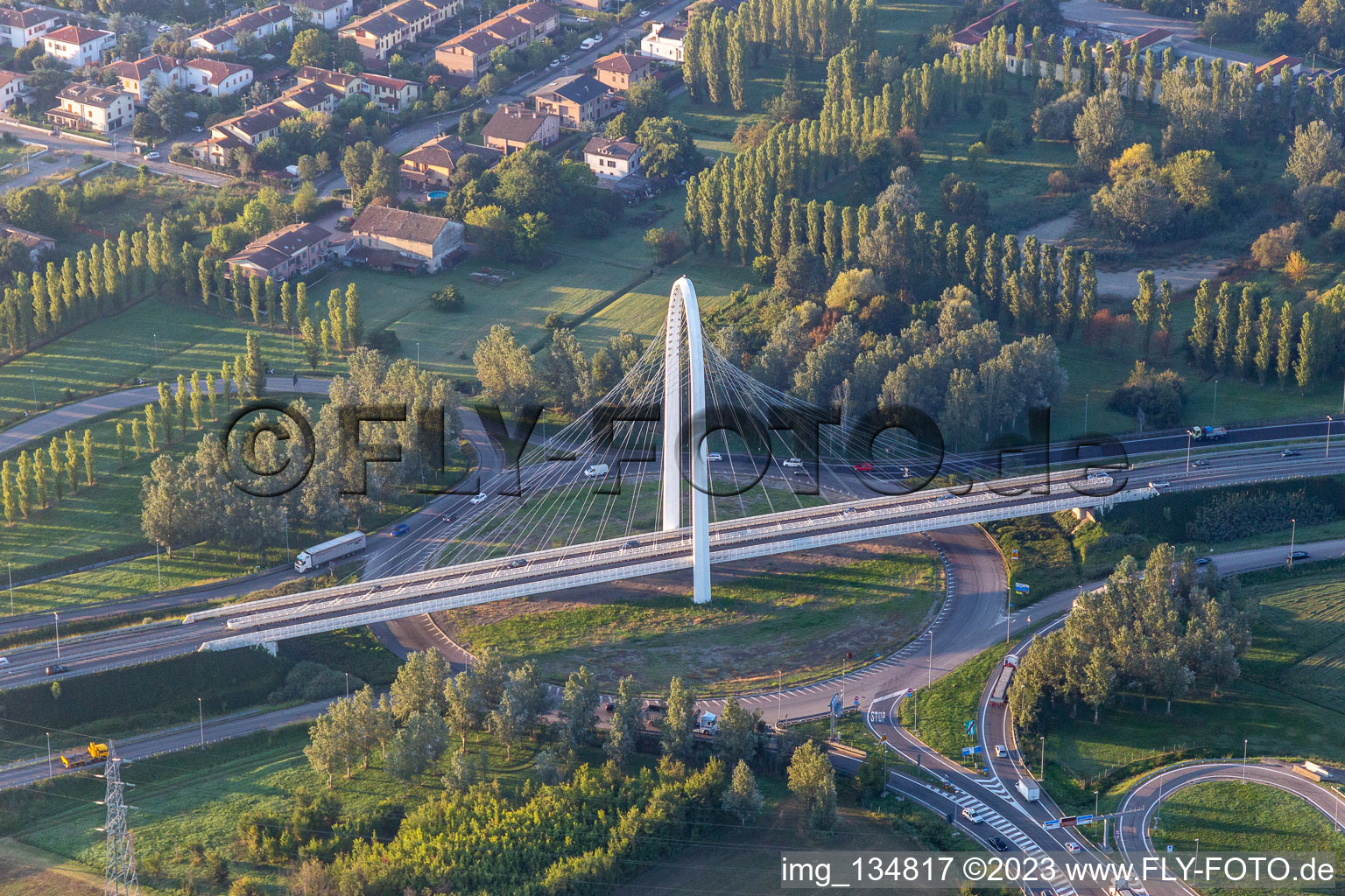Luftbild von Brücke Vela di Calatrava SÜD in Reggio nell’Emilia im Bundesland Reggio Emilia, Italien