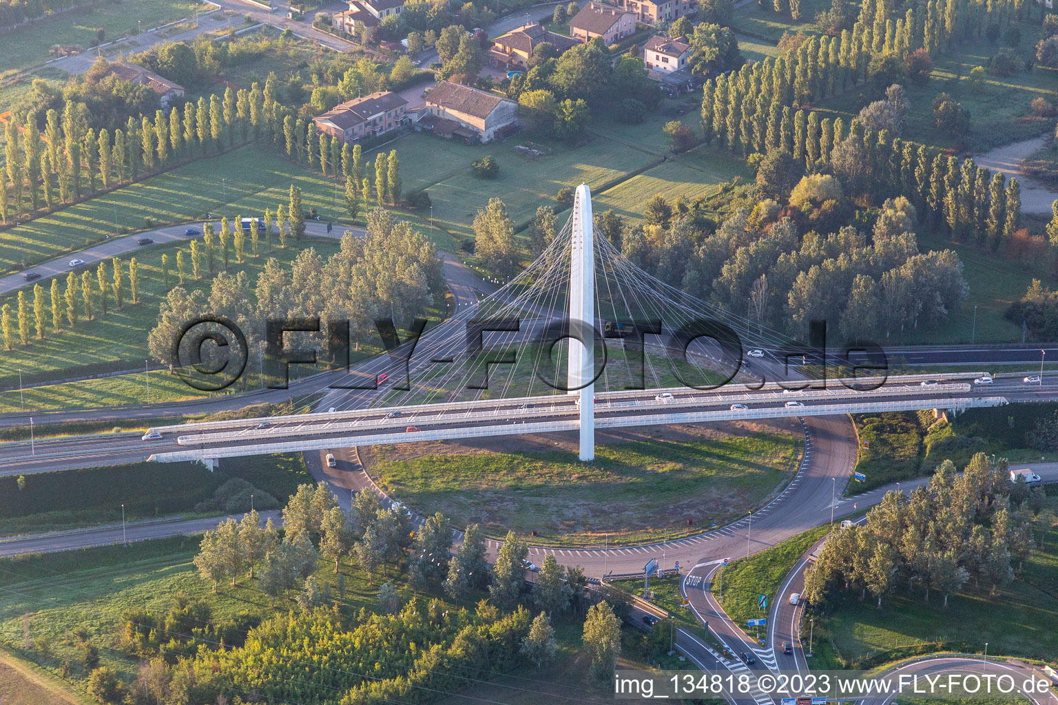 Luftaufnahme von Brücke Vela di Calatrava SÜD in Reggio nell’Emilia im Bundesland Reggio Emilia, Italien