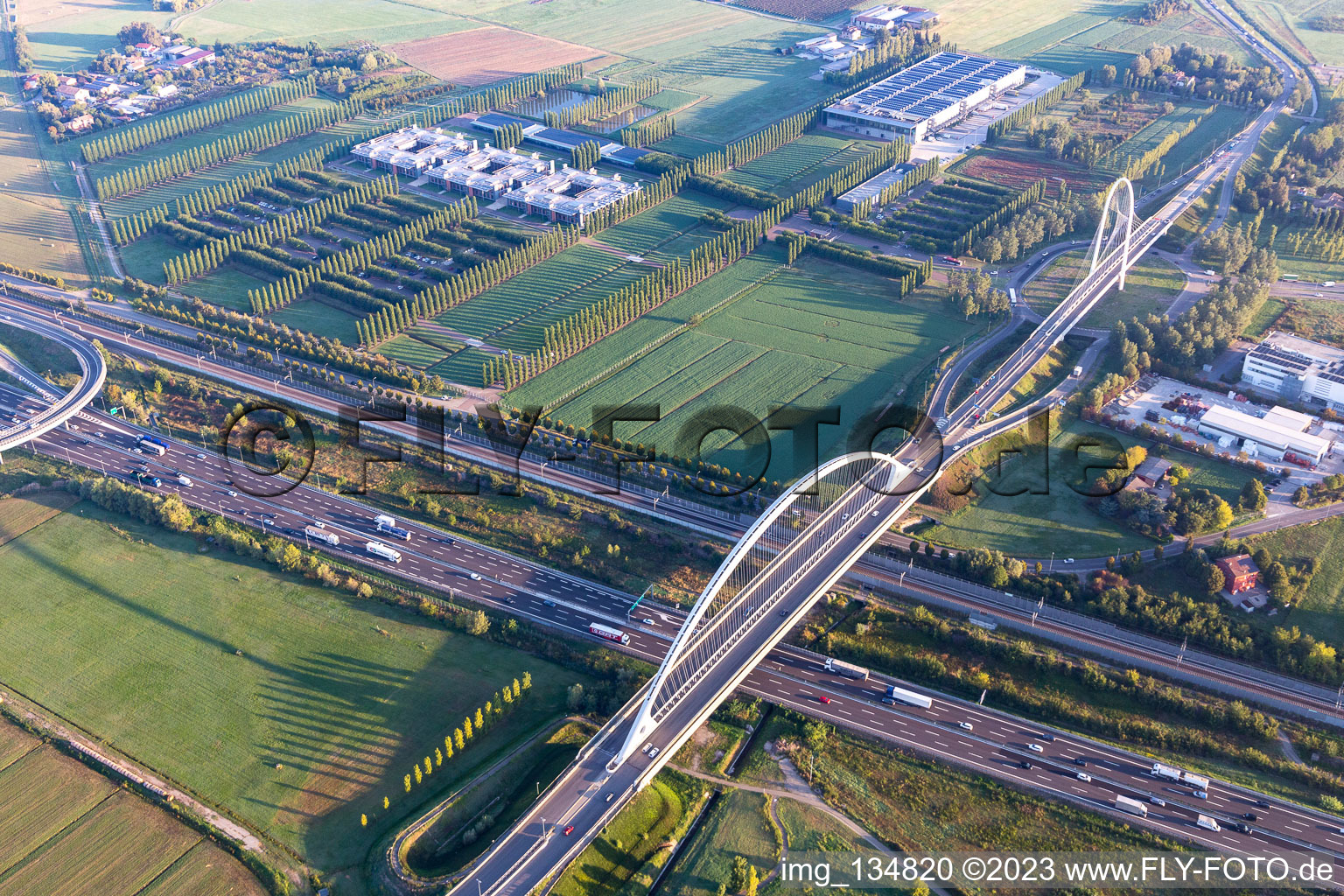 Luftaufnahme von Brücken  Ponte Di Calatrava,  Vela di Calatrava NORD und SÜD über die Schnellbahntrasse und Autostrada del Sole in Reggio nell’Emilia im Bundesland Reggio Emilia, Italien