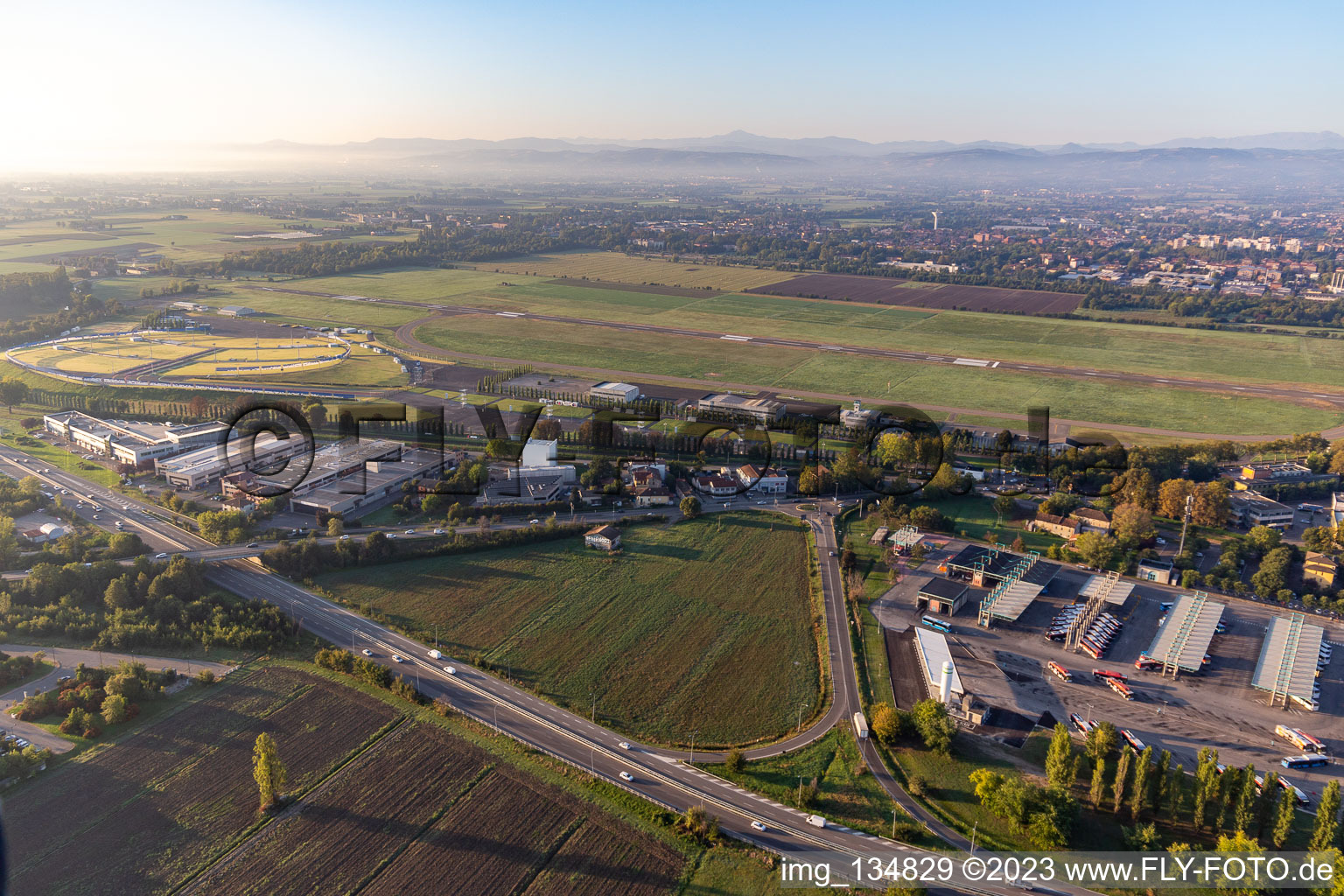 Schrägluftbild von Flugplatz Reggio Emilia Aeroporto di Reggio Emilia - LIDE in Reggio nell’Emilia, Italien