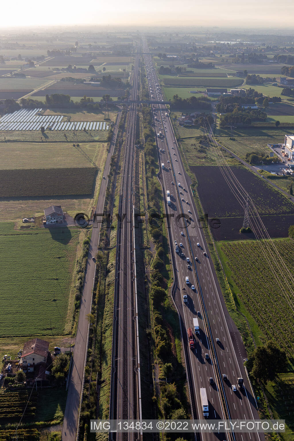Luftaufnahme von Autostrada del Sole neben der Schnellbahntrasse in San Martino in Rio im Bundesland Reggio Emilia, Italien