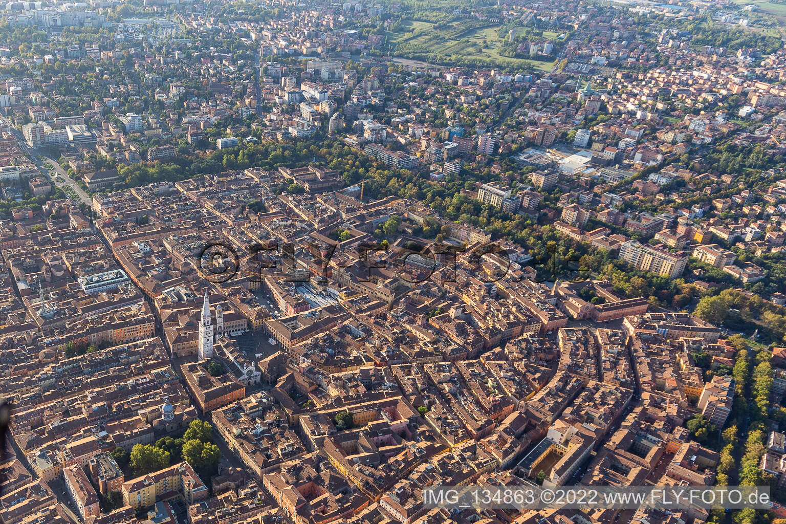 Luftbild von Piazza Roma, Duomo, Piazza Grande in Modena, Italien