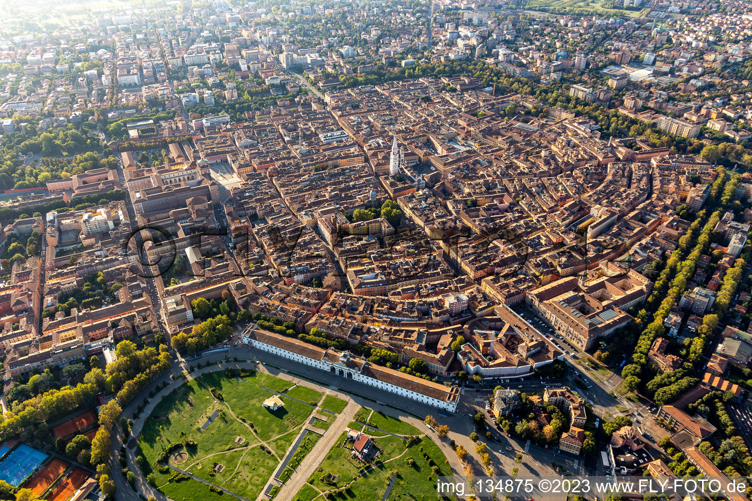 Luftbild von Parco archeologico Novi Ark, Parco PiazzaD'Armi Novisad, Universität Marco Biagi Department of Economics in Modena, Italien