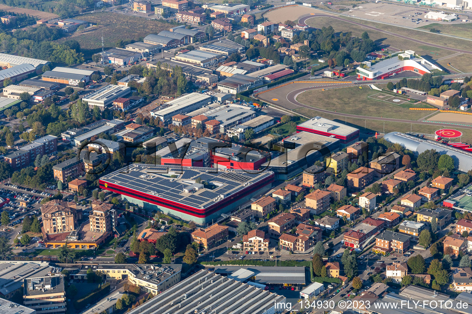 Ferrari S.P.A in Maranello im Bundesland Modena, Italien von der Drohne aus gesehen