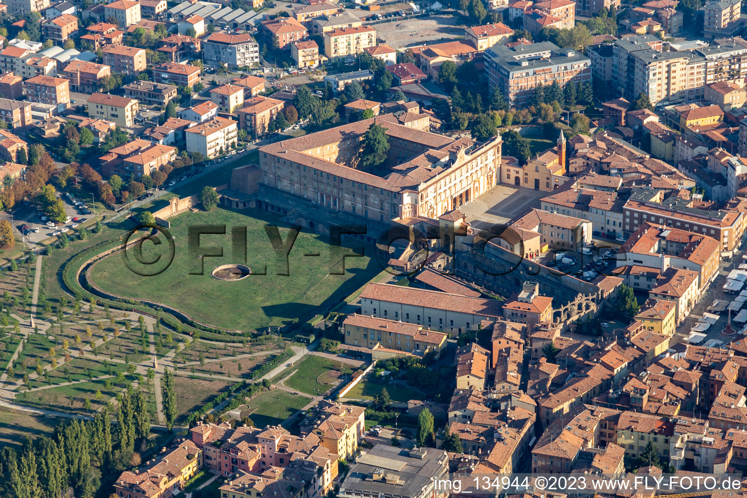 Luftbild von Parco Ducale, Giardini Ducali und Palazzo Ducale in Sassuolo im Bundesland Modena, Italien