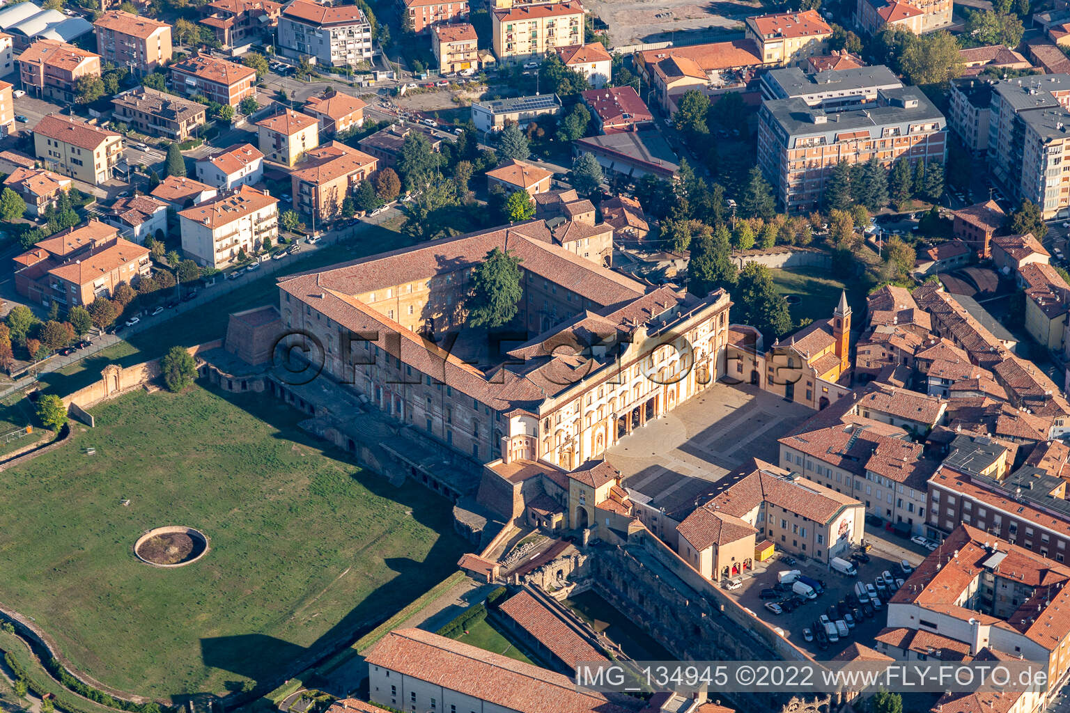 Luftaufnahme von Parco Ducale, Giardini Ducali und Palazzo Ducale in Sassuolo im Bundesland Modena, Italien