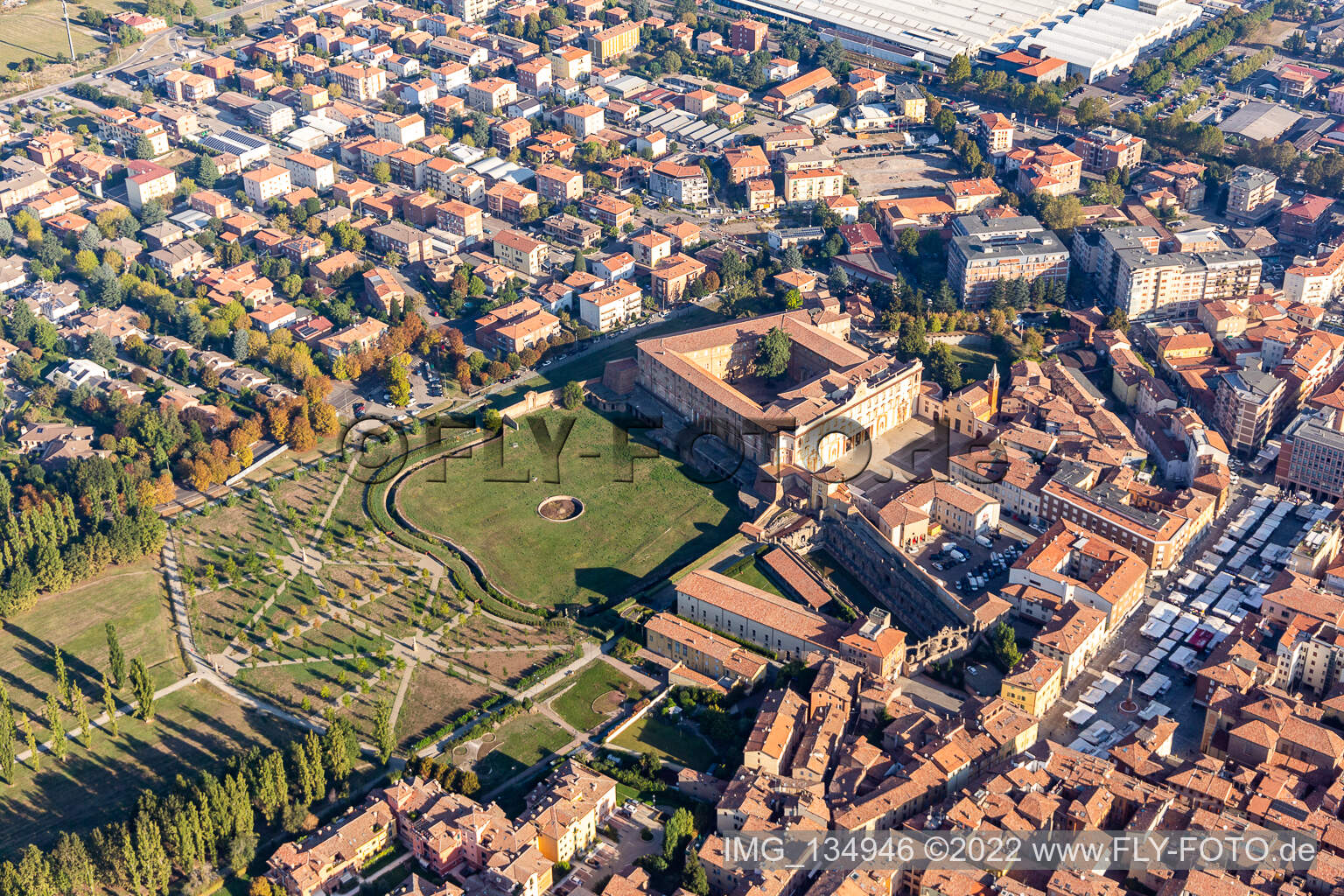 Schrägluftbild von Parco Ducale, Giardini Ducali und Palazzo Ducale in Sassuolo im Bundesland Modena, Italien