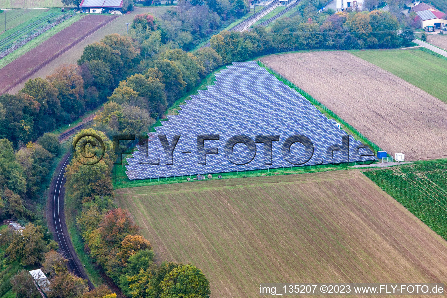 Photovoltaik-Anlage auf Ackerfläche in Winden im Bundesland Rheinland-Pfalz, Deutschland