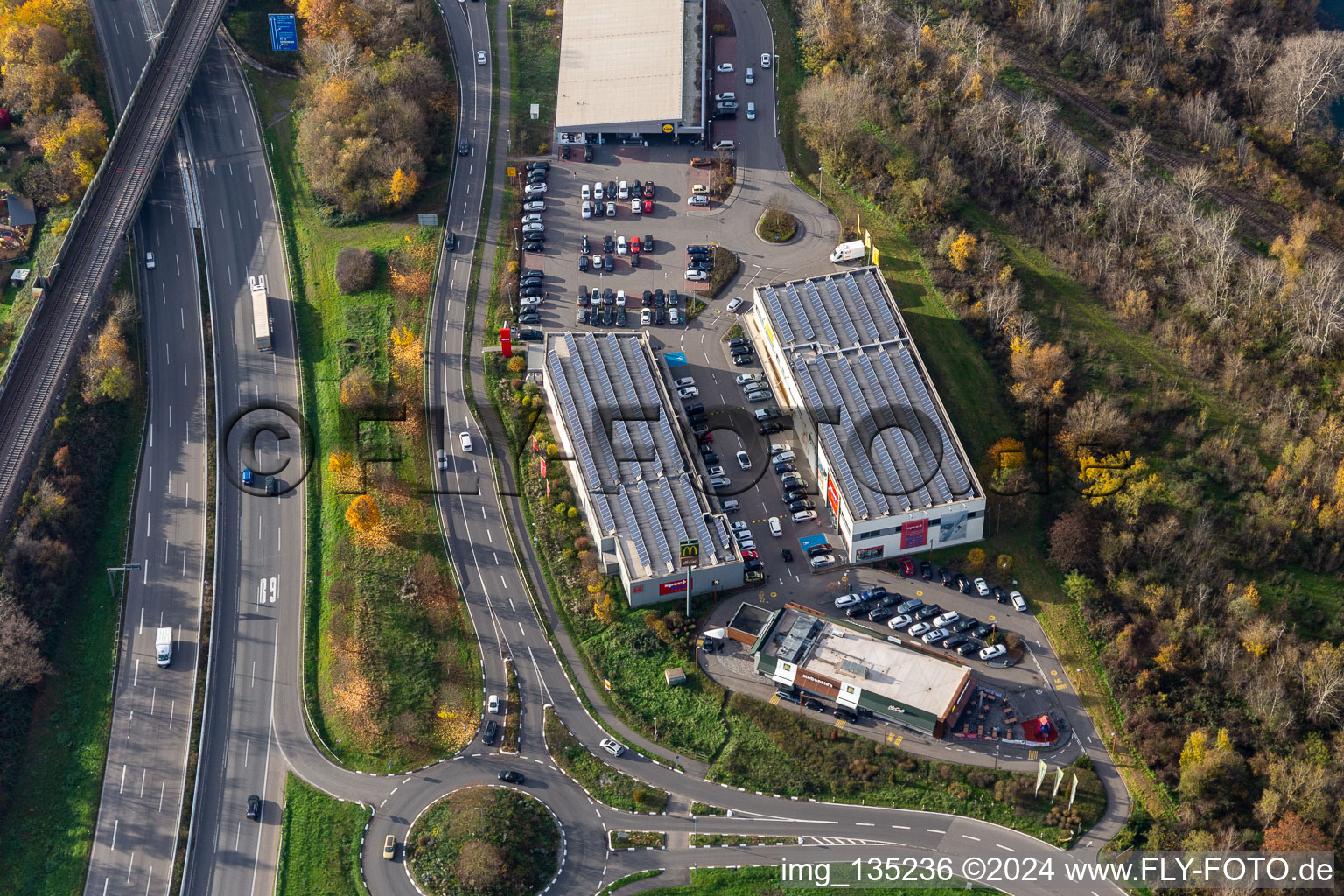 Maximilian-Center mit Lidl, Kik und McDonalds im Ortsteil Maximiliansau in Wörth am Rhein im Bundesland Rheinland-Pfalz, Deutschland