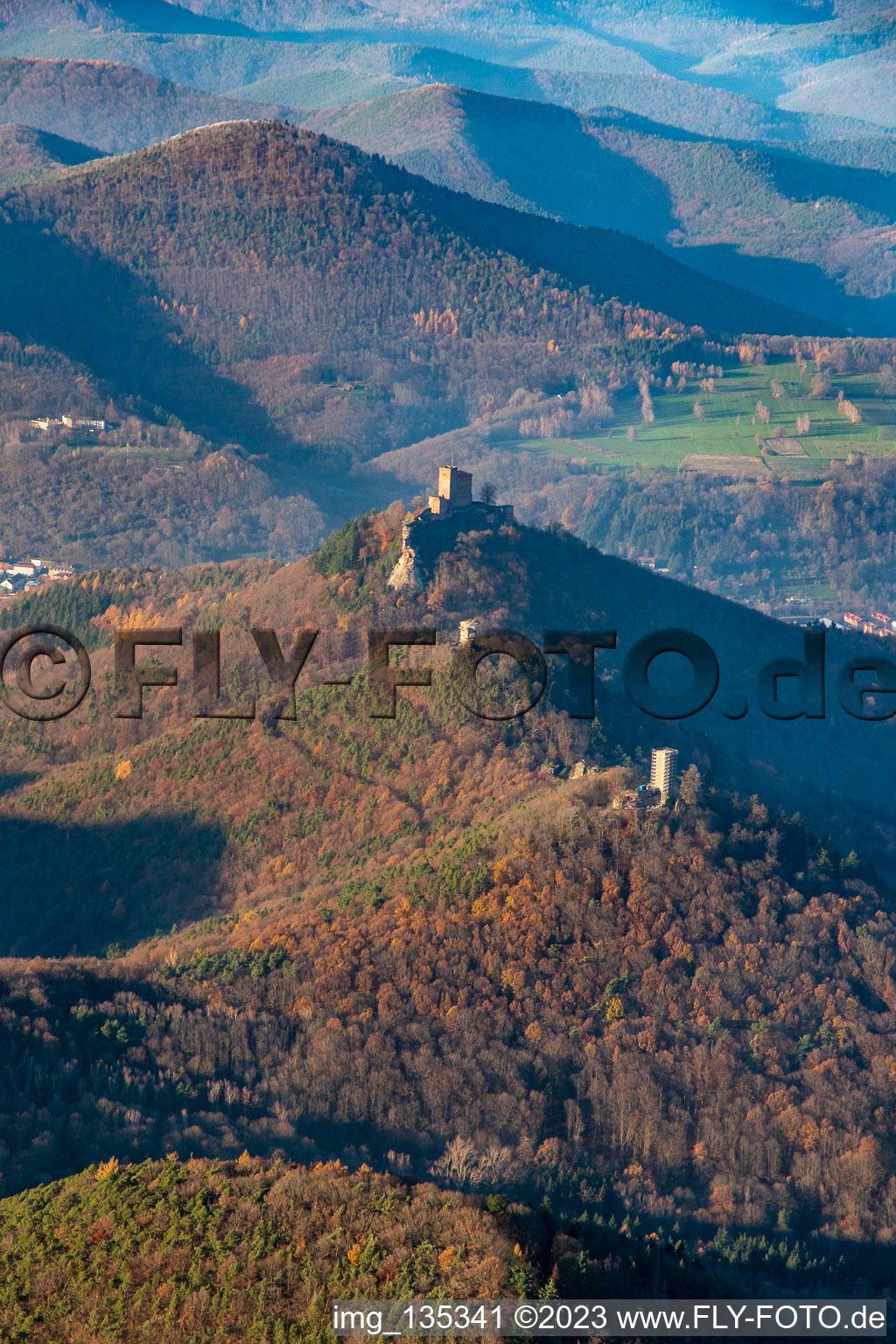 Luftbild von Die 3 Burgen: Münz, Anebos und Trifels von Südosten im Ortsteil Bindersbach in Annweiler am Trifels im Bundesland Rheinland-Pfalz, Deutschland