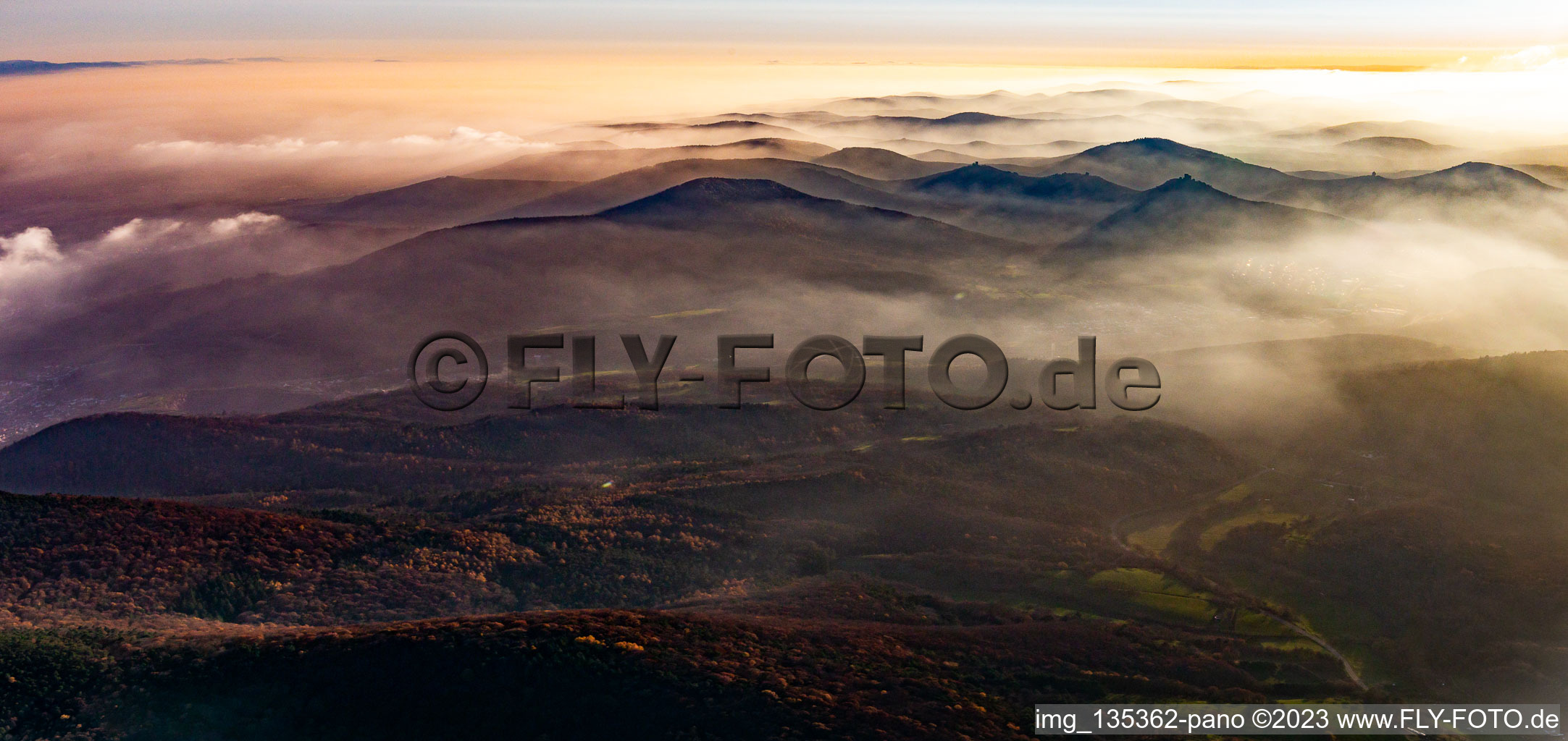 Pfälzerwald-Panorama Im Dunst über dem Queichtal im Ortsteil Queichhambach in Annweiler am Trifels im Bundesland Rheinland-Pfalz, Deutschland