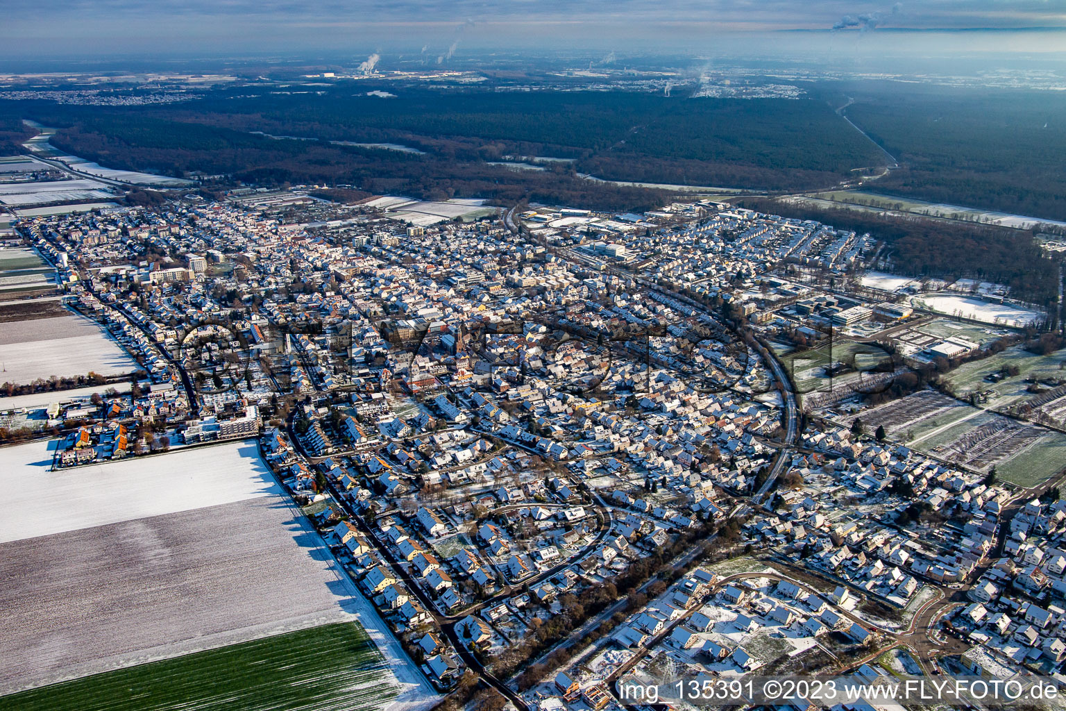 Luftbild von Kernstadt im Winter bei Schnee in Kandel im Bundesland Rheinland-Pfalz, Deutschland