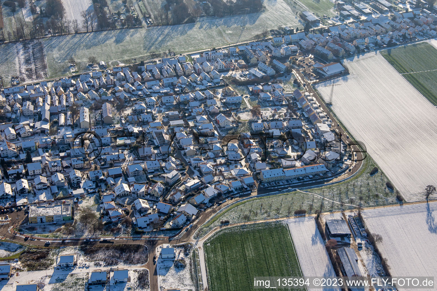 Luftaufnahme von Neubaugebiet K2 im Winter bei Schnee in Kandel im Bundesland Rheinland-Pfalz, Deutschland