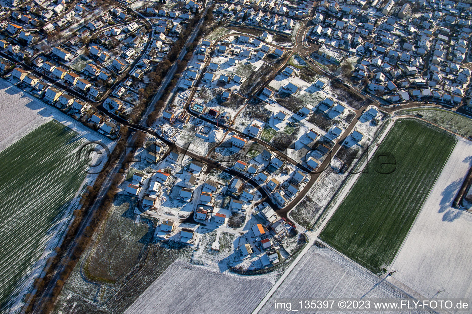 Neubaugebiet K2 im Winter bei Schnee in Kandel im Bundesland Rheinland-Pfalz, Deutschland aus der Luft