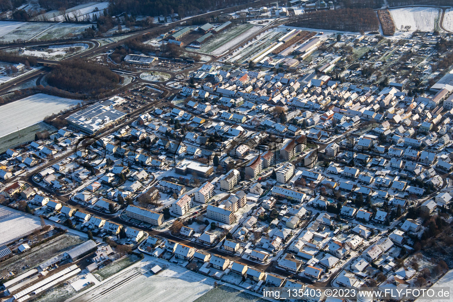Luftbild von Röntgenstraße im Winter bei Schnee in Kandel im Bundesland Rheinland-Pfalz, Deutschland