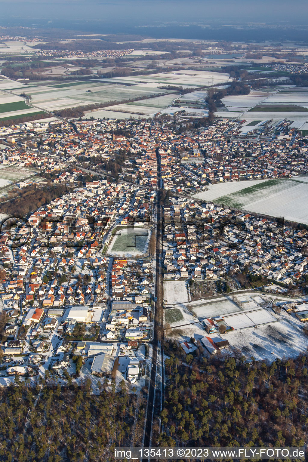 Luftbild von Kandelerstraße im Winter bei Schnee in Rheinzabern im Bundesland Rheinland-Pfalz, Deutschland