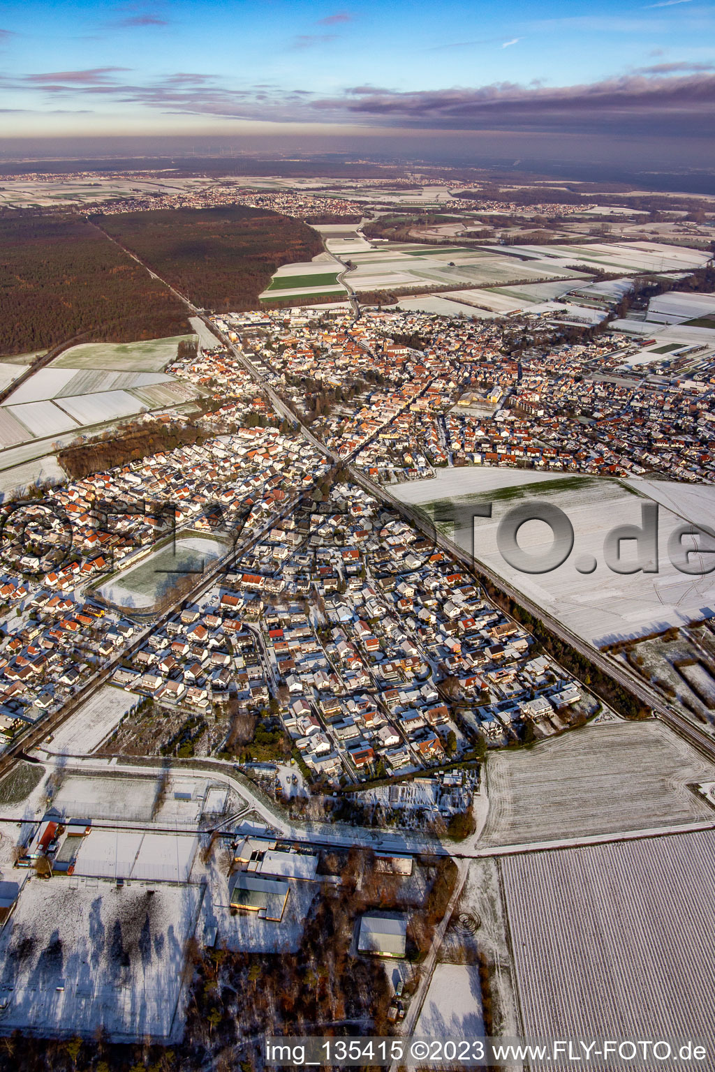 Luftbild von Bahnlinie im Winter bei Schnee in Rheinzabern im Bundesland Rheinland-Pfalz, Deutschland