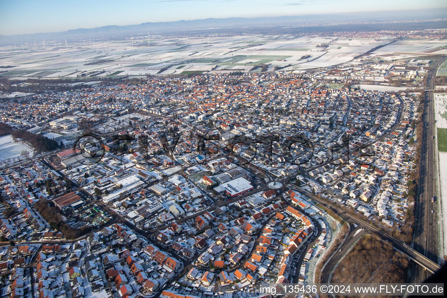 Luftbild von Kuhhardter Straße im Winter bei Schnee in Rülzheim im Bundesland Rheinland-Pfalz, Deutschland