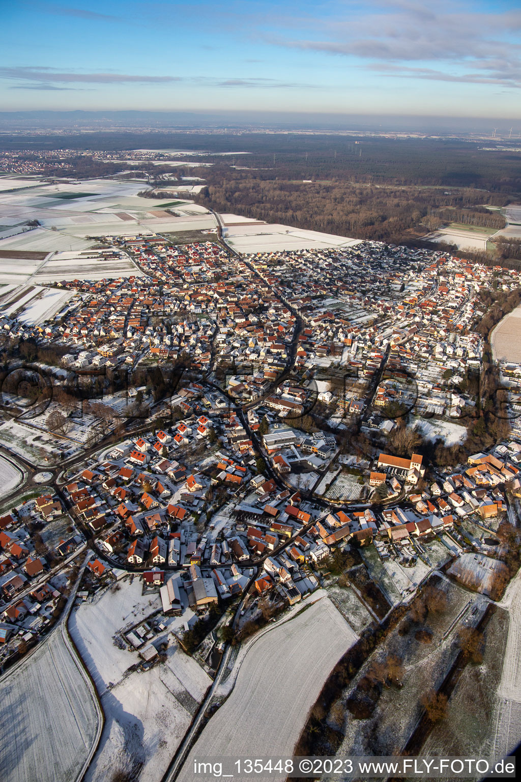 Luftbild von Bellheimer Straße im Winter bei Schnee in Hördt im Bundesland Rheinland-Pfalz, Deutschland